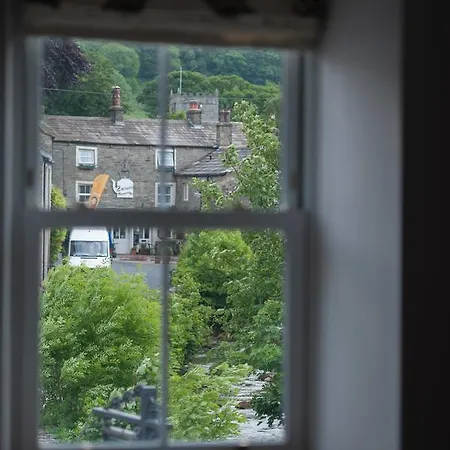 The Racehorses Hotel