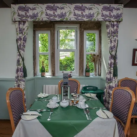 The Racehorses Hotel