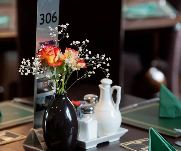 The Racehorses Hotel