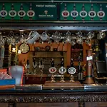 The Racehorses Hotel